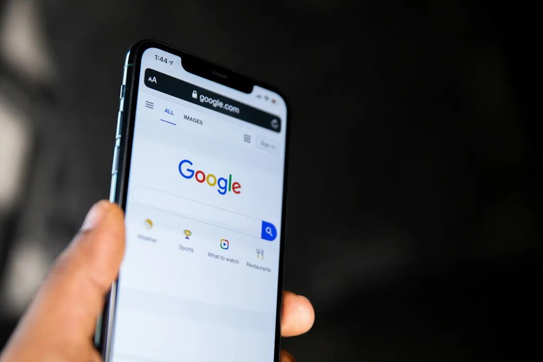 Поиск Google на экране смартфона